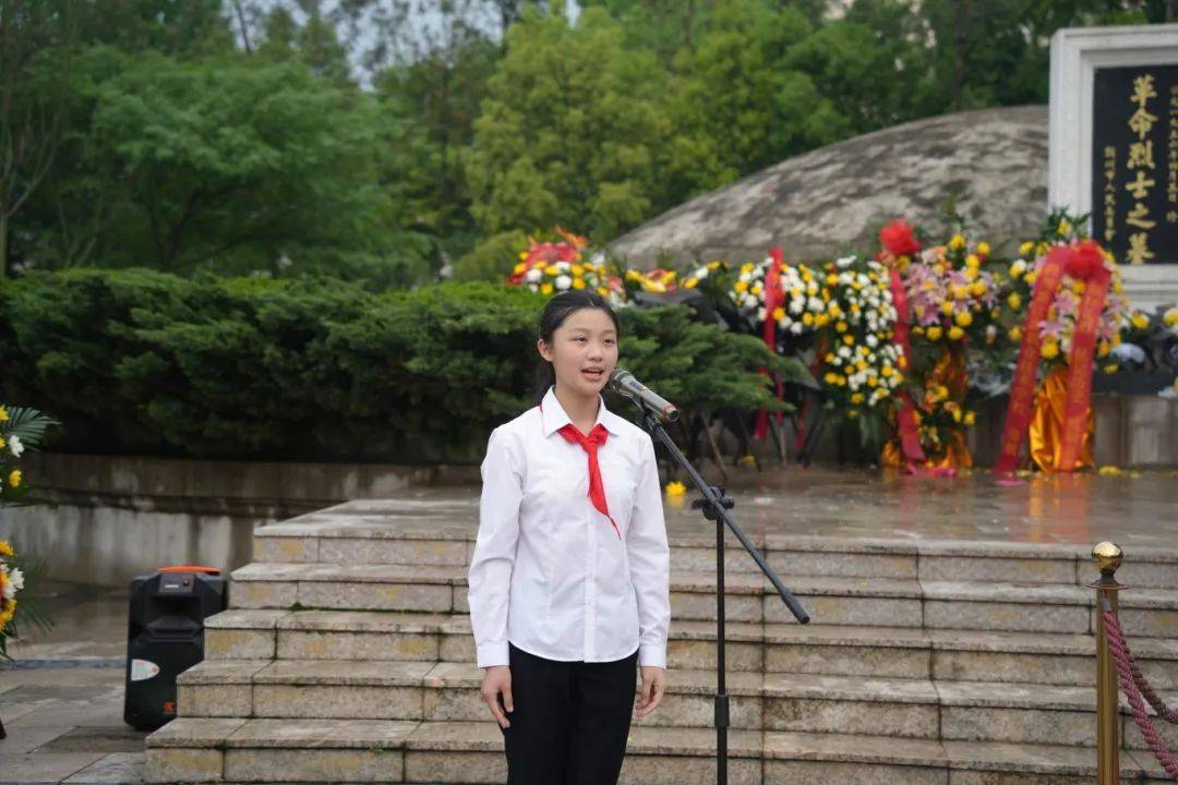 赣州三中红领巾讲解员刘梦佳带领大家学习烈士的英勇事迹革命烈士用
