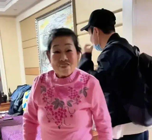 小沈阳回老家看望父母,低调出行没架子,哥哥近照曝光和弟弟很像_家庭