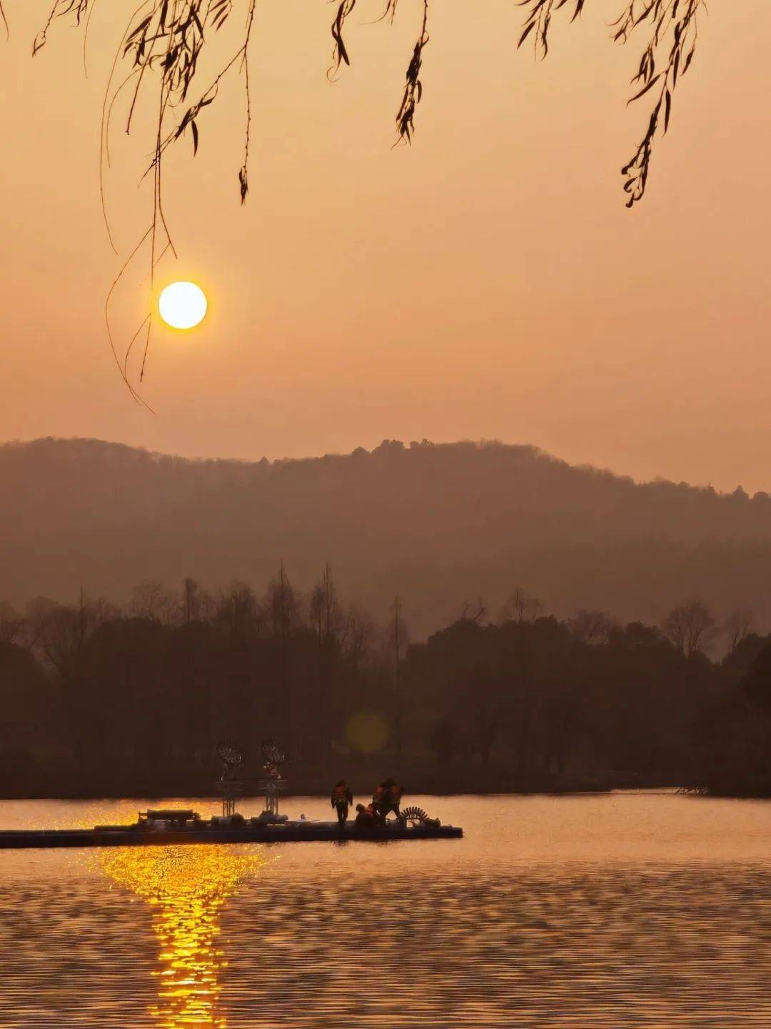 作者:遥感23谢文雅在等晚上的烟花时刻,太阳渐渐沉入地平线,如同一个