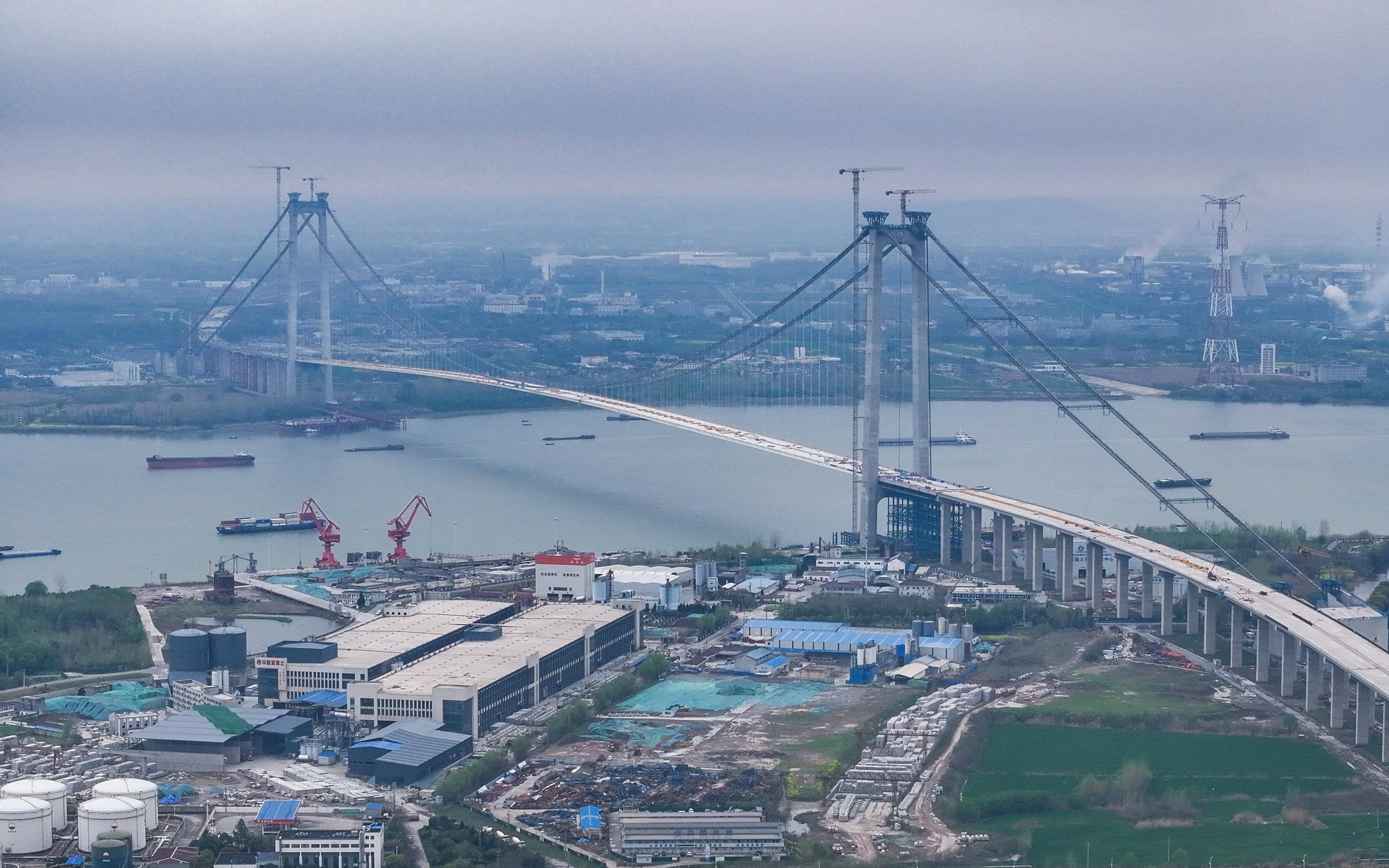江苏龙潭长江大桥主桥合龙