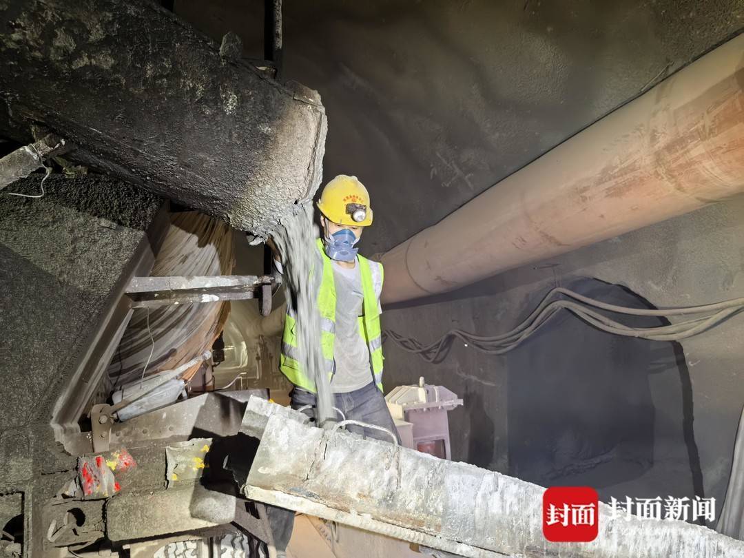 "罗强说,我们严格按照"弱爆破,短进尺,强支护,早封闭,勤量测"的原则