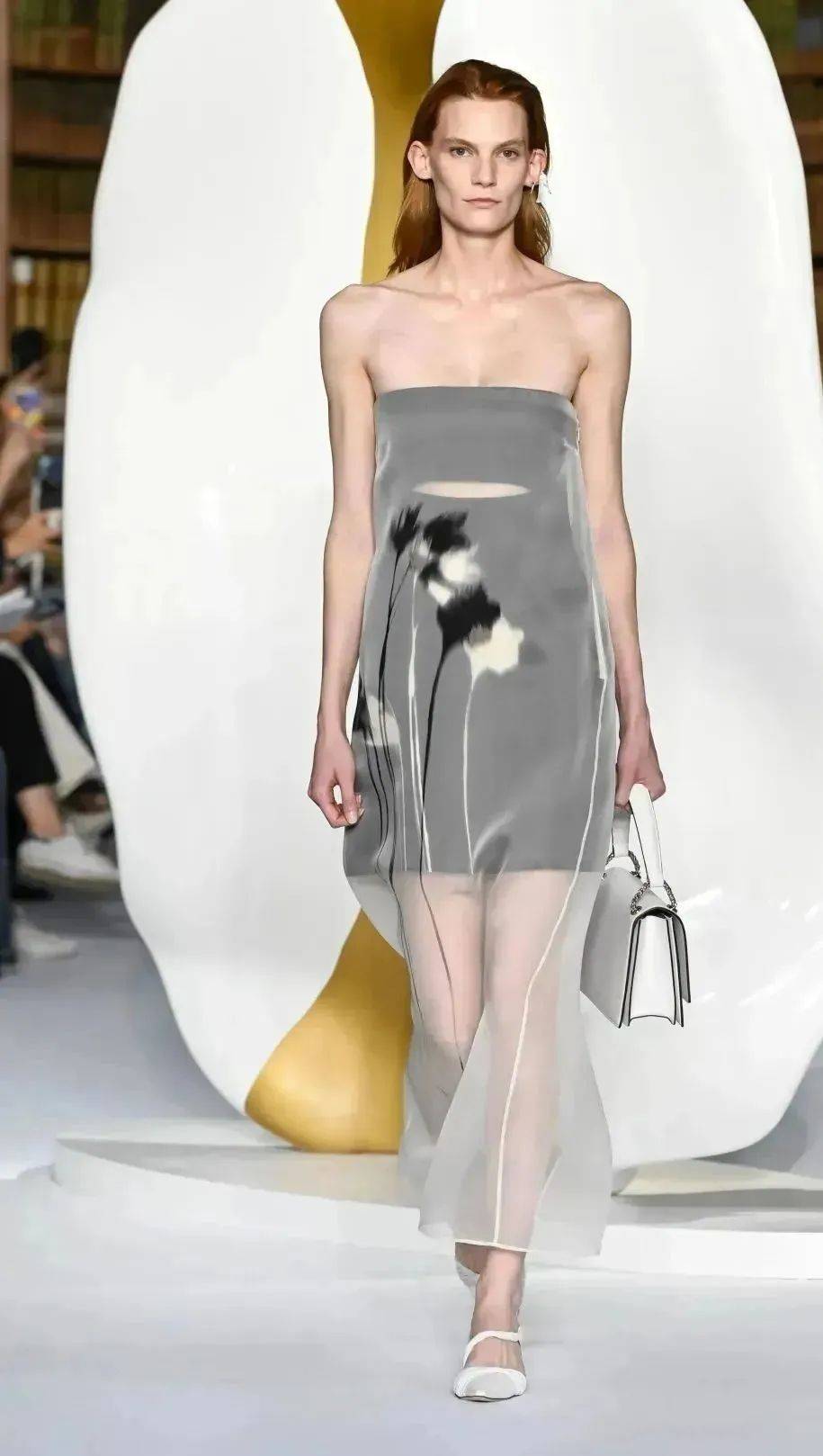 趋势2024年春夏女装关键趋势性感与朦胧交融的透视薄纱