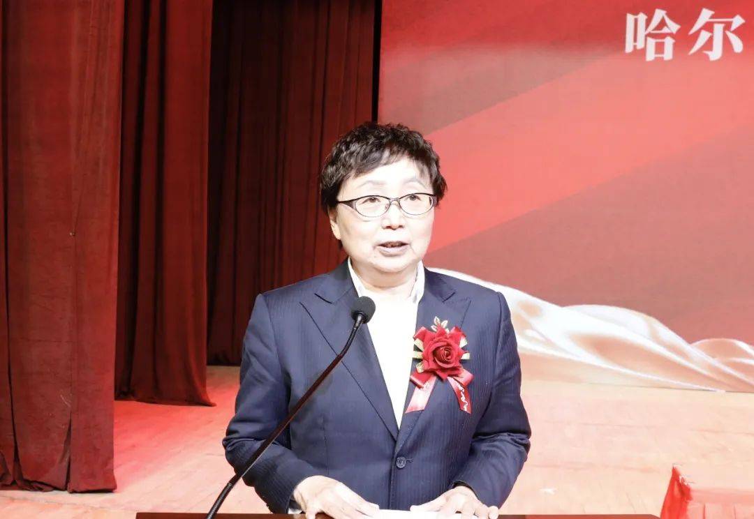 原哈尔滨老年人大学副校长杨锐上台发言哈尔滨市委党校教师赵玉晖上台