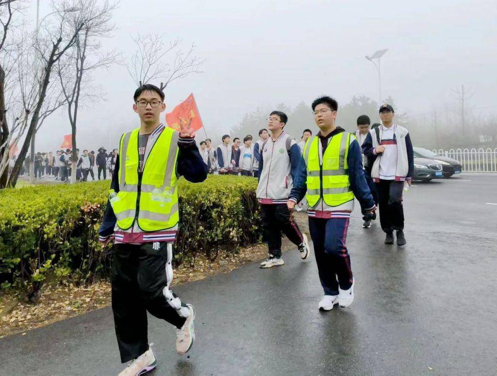 65公里远足丨青岛昌乐二中高级中学学子用脚步丈量青春