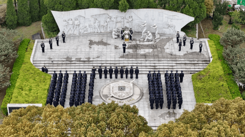 节前夕追忆感人事迹 上海市公安局开展英烈祭扫活动_青年_组织_烈士