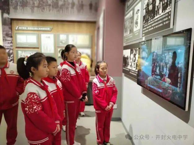 开封市各级少先队组织开展清明节缅怀先烈活动