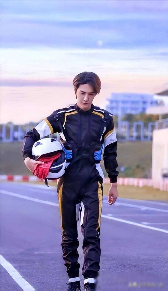 王一博再次解说新身份,26岁履历惊人!他的人生比爽文男主还精