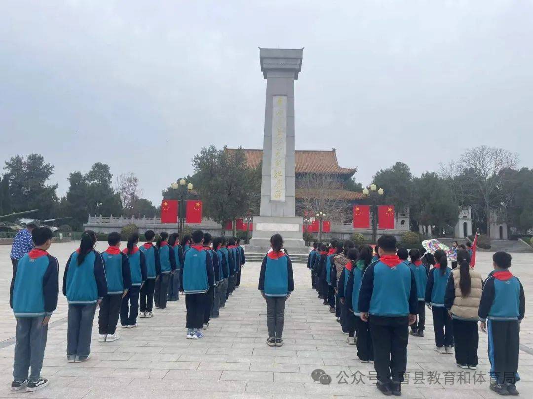 曹县魏湾镇中心小学到鲁西南烈士陵园瞻仰祭扫烈士