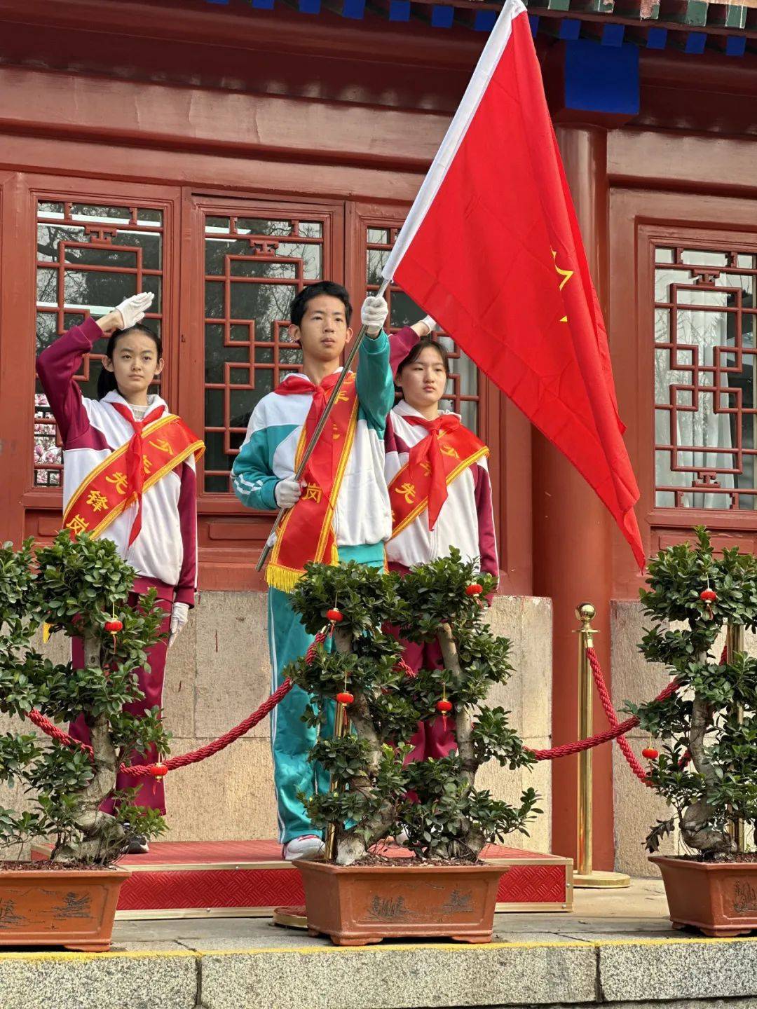 结束后少年先锋岗的同学们整齐列队来到烈士陵园和任弼时纪念广场