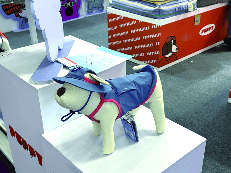 在北京丰乐诚网络技术有限公司的展位前,一款宠物橡胶奇异球吸引了