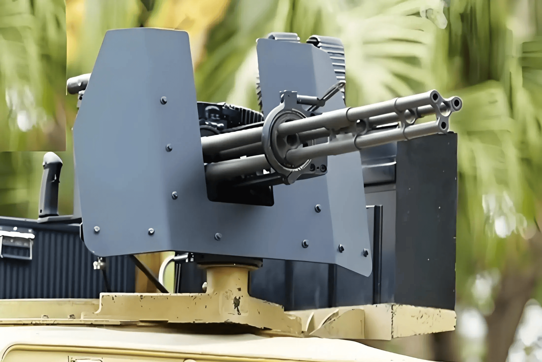 伊拉克战士爱加特林机枪,载具上火力猛弹药足,中近___