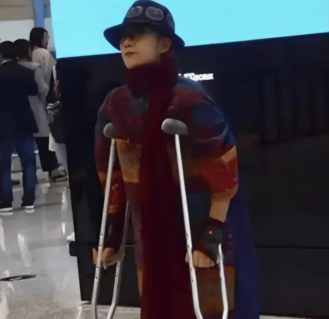 杨丽萍仙气全无!62岁靠拄拐杖出行,常年吃花瓣水,指甲也剪了