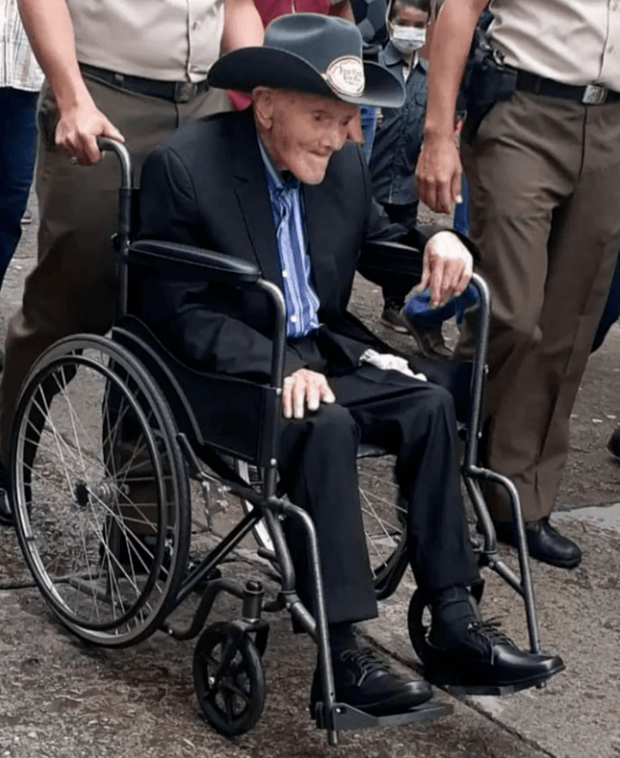 网上图片莫拉离世后,健力士世界纪录表示,下一位全球最长寿男性原是