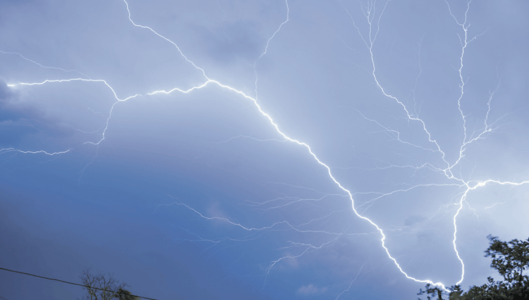 雷雨大风天气图片