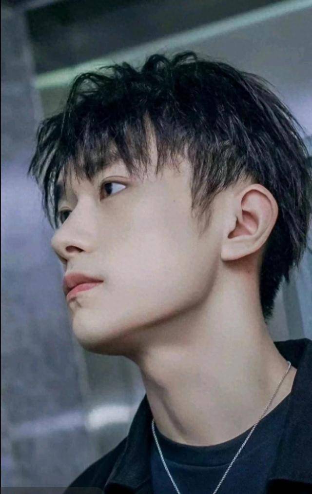 易烊千玺侧脸超帅