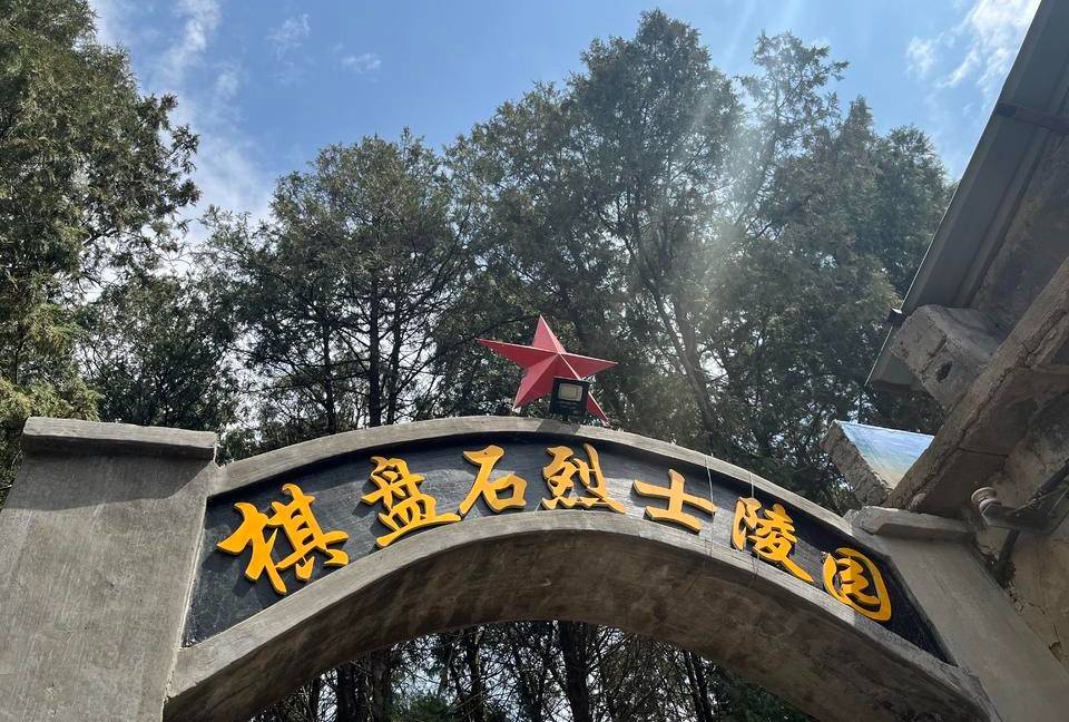 因为一句承诺临沂蒙阴父子接力守护无名烈士墓53载