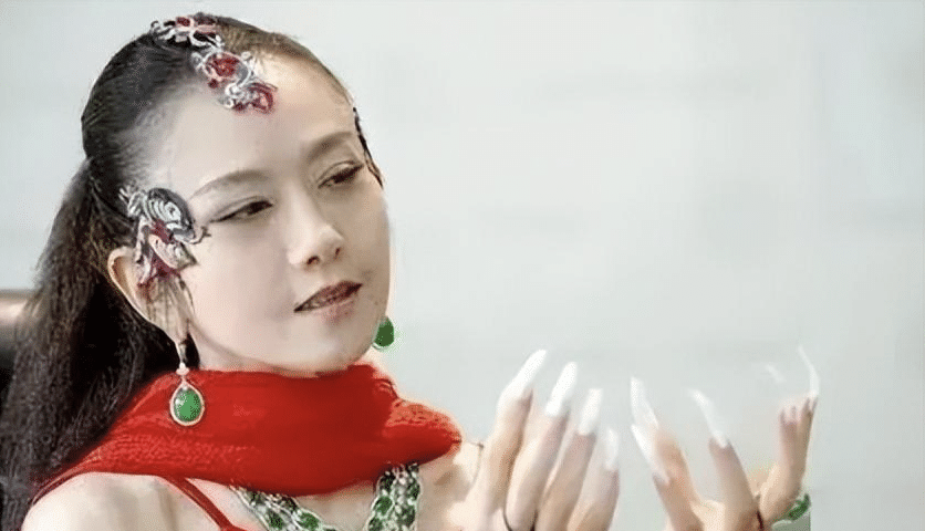 原创杨丽萍仙气全无62岁靠拄拐杖出行常年吃花瓣水指甲也剪了