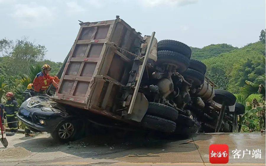 大货车侧翻压扁小轿车小车司机被困消防紧急救援