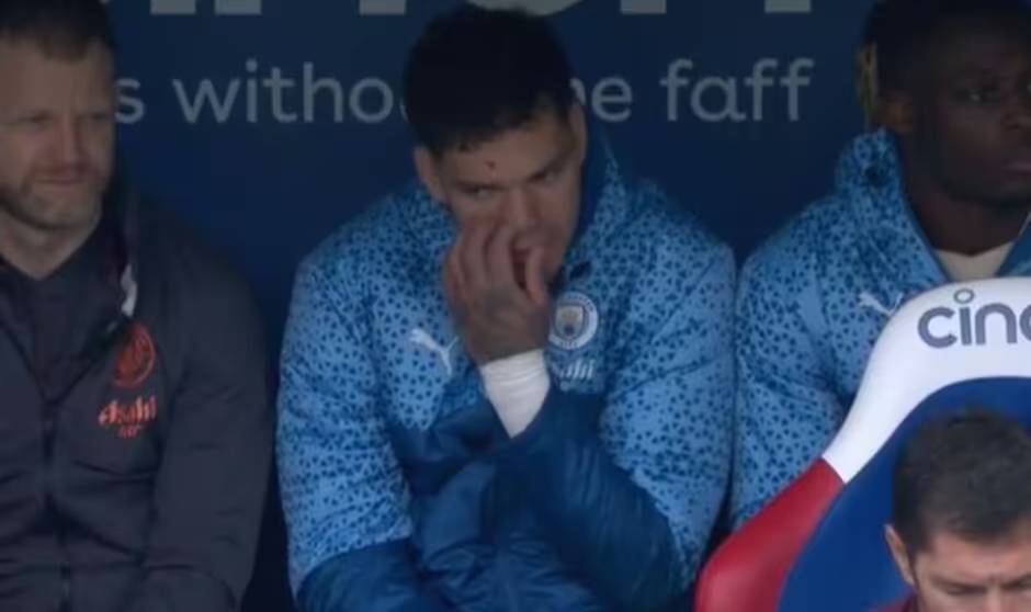 被逮到了吧转播镜头拍到埃德森在曼城替补席挖鼻屎