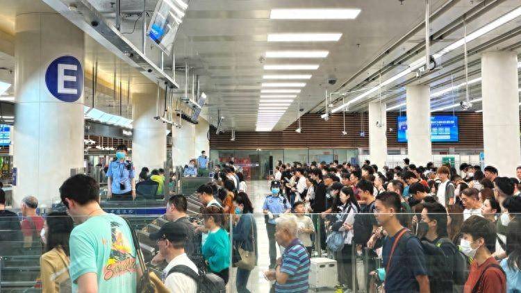 清明节小长假 深港“串门忙”_口岸_查验_客流