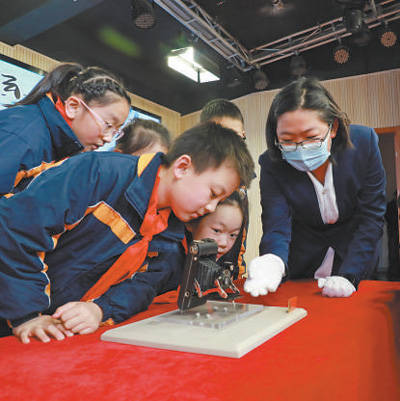 以上图片均为资料图片海南解放公园内热血丰碑雕像.