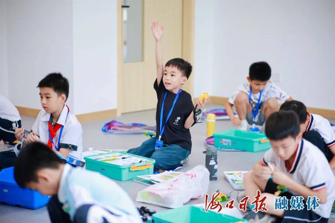 海口1466名学生上演机器人总动员