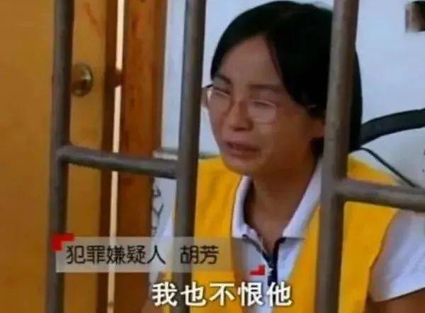 2010年7月,湖南郴州嘉禾县,一名身材娇小的女孩招来一辆出租车,并将两