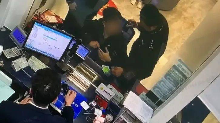 但我没想到短短几句话就引起了银行工作人员的怀疑接着就有民警赶到现场