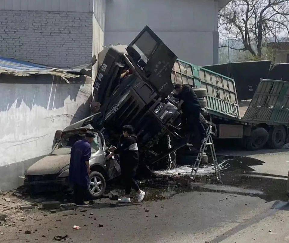 什么情况洛阳一辆大货车与小车相撞后冲入路边民房3人不幸身亡