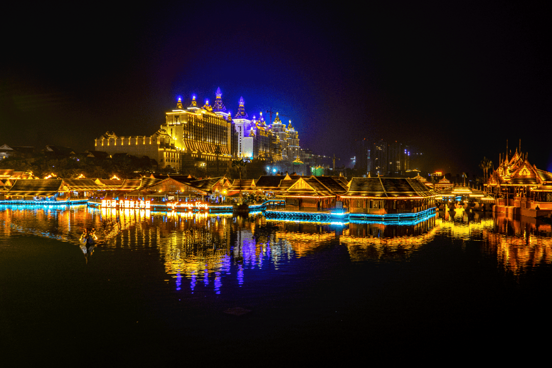 傣族的竹楼,泼水节,孔雀舞以及优美的傣族歌曲,都是西双版纳独特的