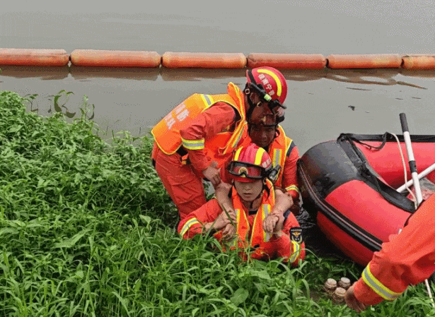 经检查,落水女子身体并无大碍.