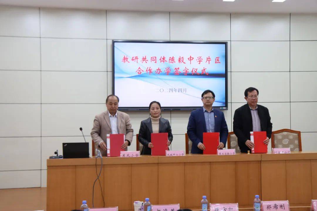 仪式上,凤城街道教育党委书记,教育办公室主任李洪林致欢迎辞.