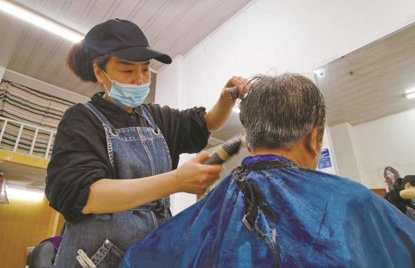 宁波这家开了28年的理发店藏着老街坊的信赖与情谊