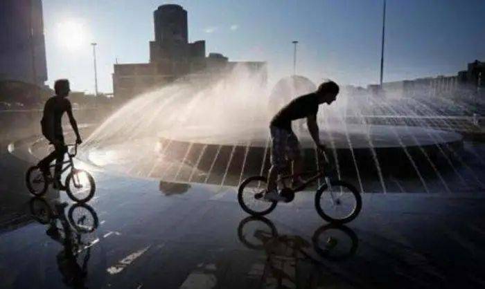 "今年的热浪,某种意义上是极端罕见的.