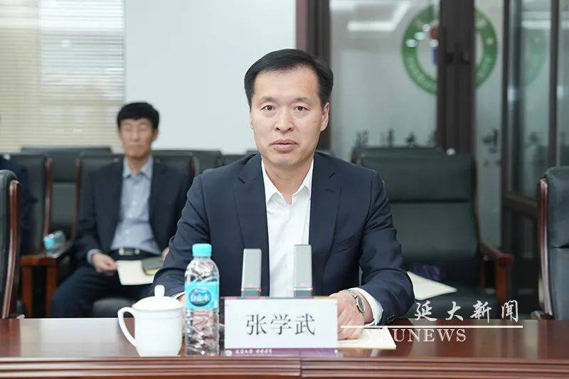 副校长张学武主持仪式蔡红星与徐佳彬代表双方签署捐赠协议,蔡红星