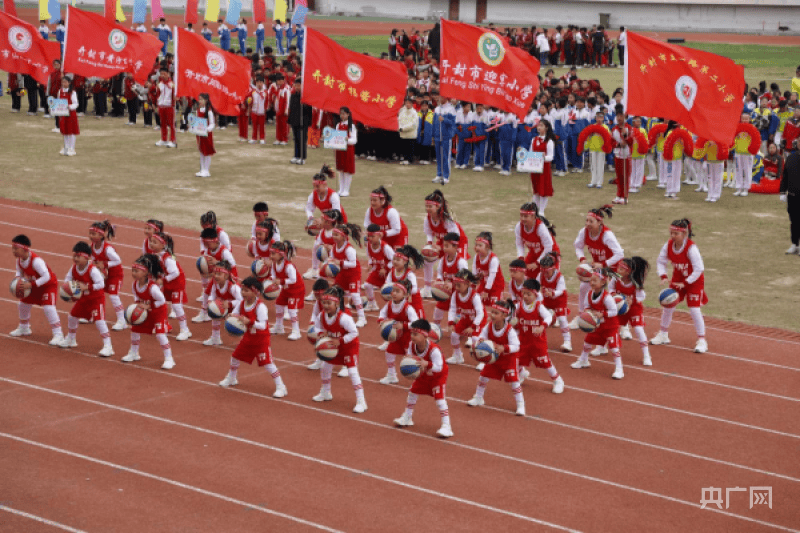 自由路小学扇子舞展演(央广网发 樊磊 摄)区人大常委会副主任张玉兰