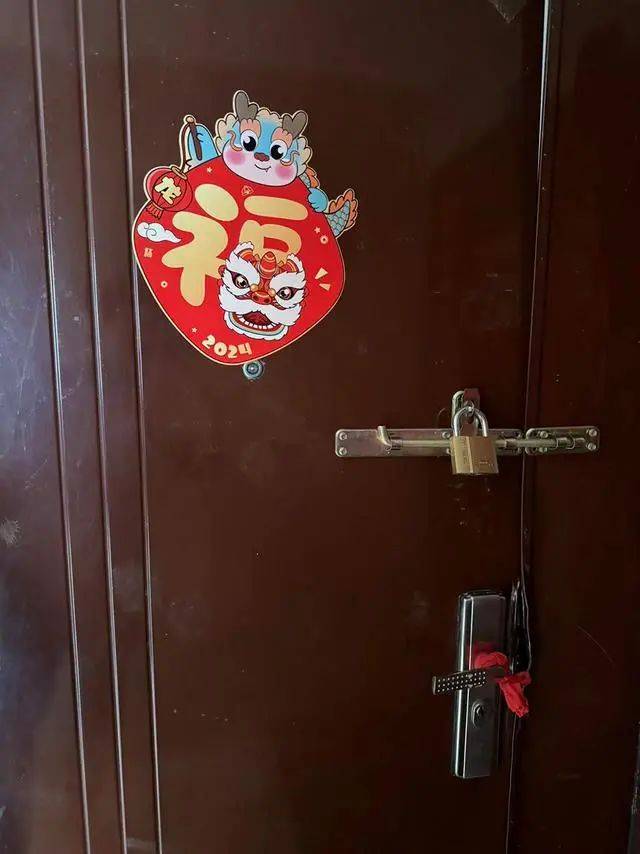 据现场居民介绍,何某将家中的沙发,椅子等家具堵在门里,阻止外人进入.