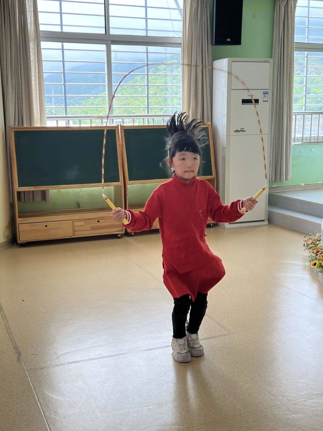 年段风采神气十足跃动精彩马甲意绥中心幼儿园大段跳绳比赛活动