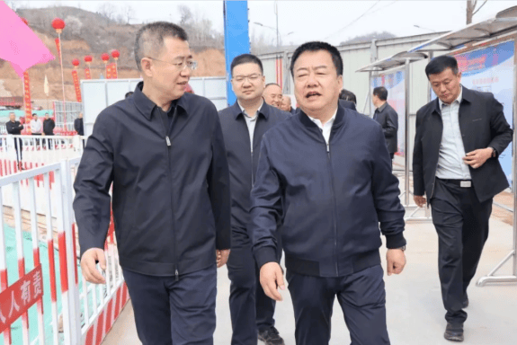 集中开复工仪式圆满结束后,安泽县委书记刘锋,县长卢正中,副县长刘宁