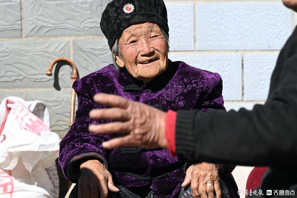 拾光淄博101岁老人忙农活缝衣服做家务闲不住