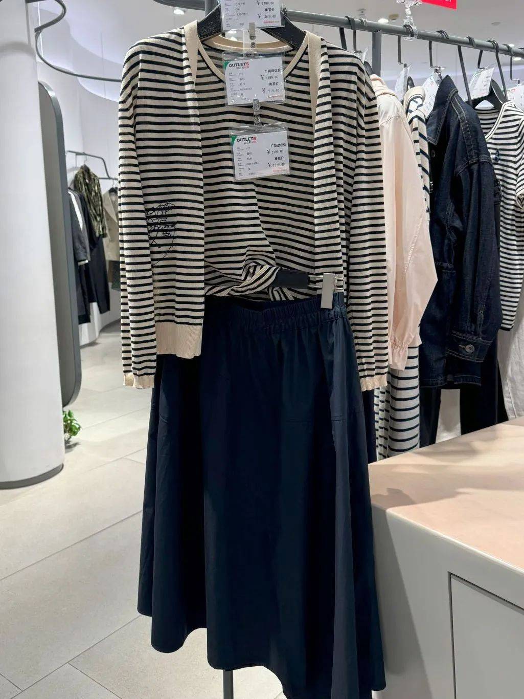 价格持续上涨有人卖了股票买金条有人三金五金买不起