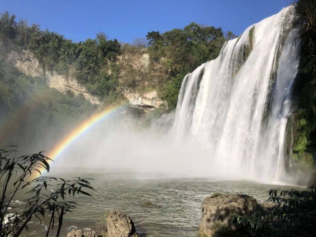 这里不仅潜藏着滴水滩瀑布的灵秀就太遗憾了仅仅是那个知名的大瀑布