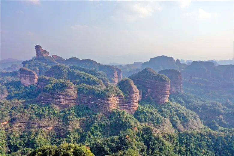 地貌奇景,拥有粤桂湘边界风情,区内拥有的少数民族风情在南粤首屈