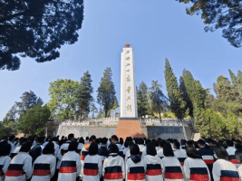 "在江川区烈士陵园入口前,江川一中学子们排队整齐,手持鲜花,眼神坚定