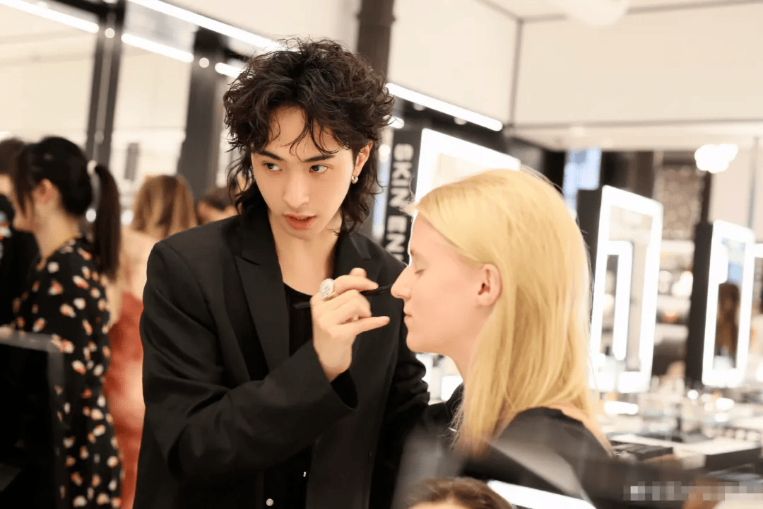 "我3岁就开始穿女装,怎么了?"伊能静儿子大胆言论上热搜,网友:教育,果