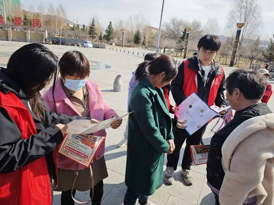 富蕴县库额尔齐斯镇幸福路社区青年突击队开展青春出列挺膺担当禁毒