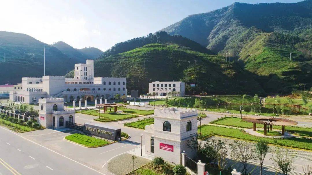 丹江南岸的东凤酒庄拥有全国首家沉积岩天然地下洞藏酒窖一瓶瓶葡萄酒