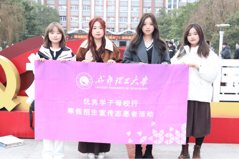 每一步都满载着回忆与情感,看着眼前的通中学子,仿佛时光倒流,重回