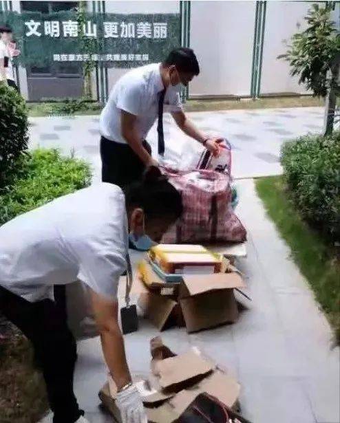 严禁在小区内捡拾垃圾废品的紧急通知