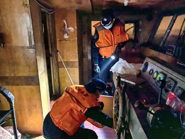 冲滩弃船逃跑上海海警局跨越4省7市多地破获一起走私冻品案件